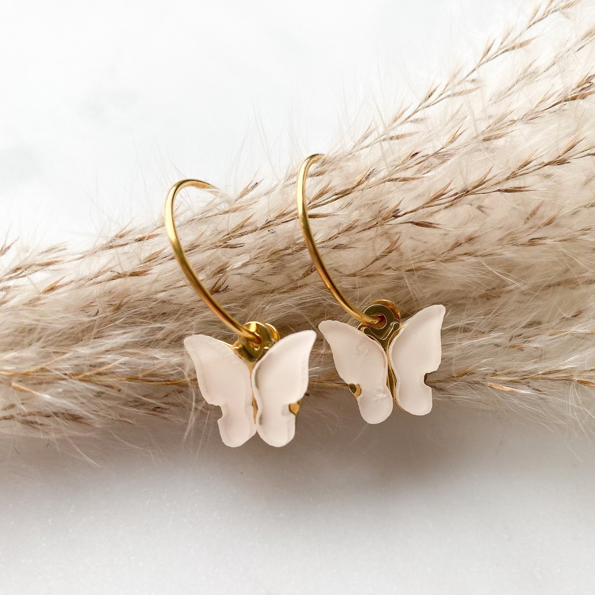 Ohrringe mit Schmetterling in beige gold - Feenmanufaktur