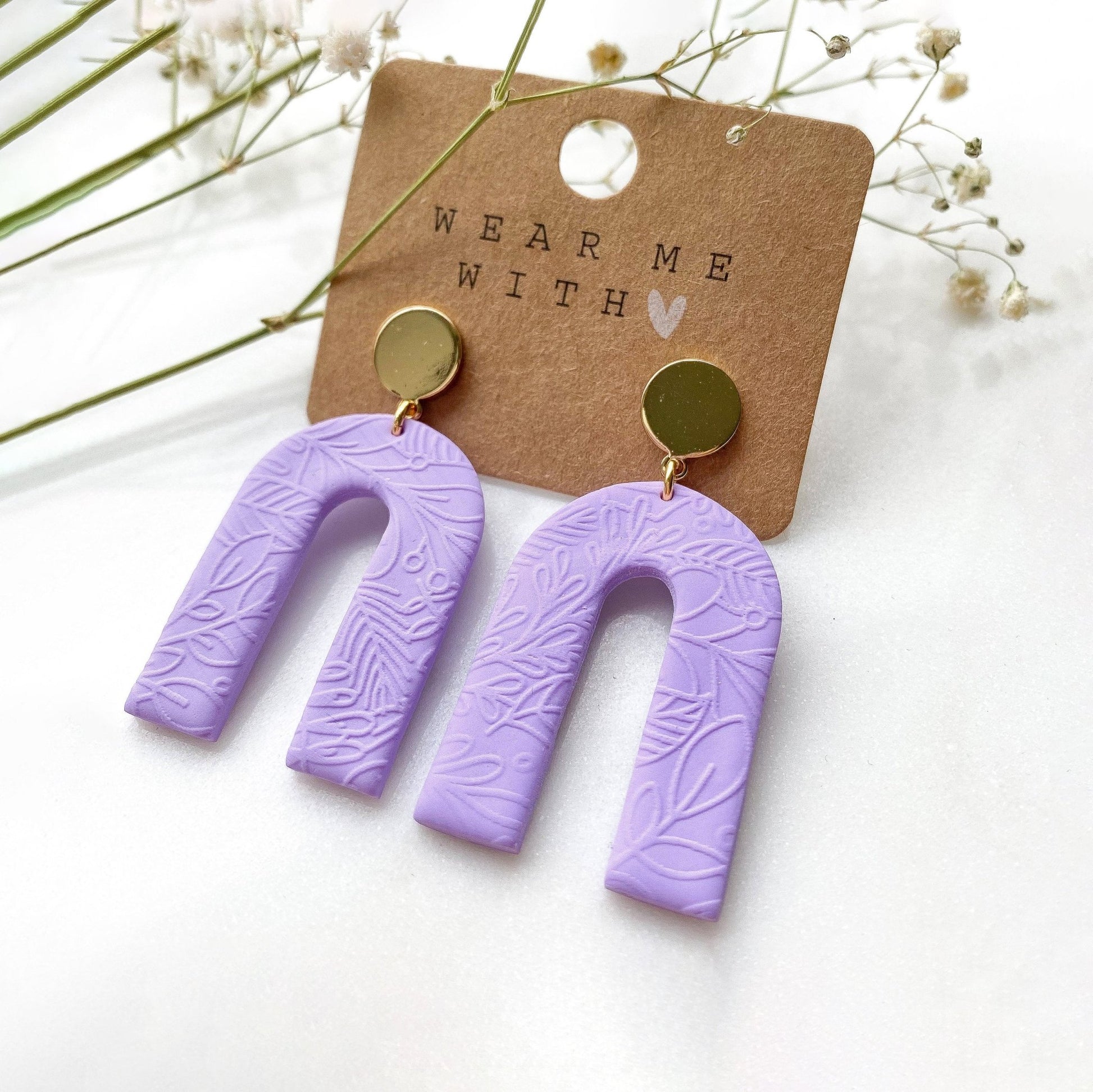 Polymer Clay Bogen Ohrringe fliederfarben - Feenmanufaktur