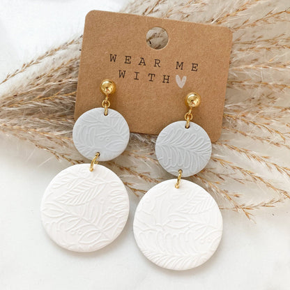 Polymer Clay Ohrringe "Bella" weiß grau gold - Feenmanufaktur