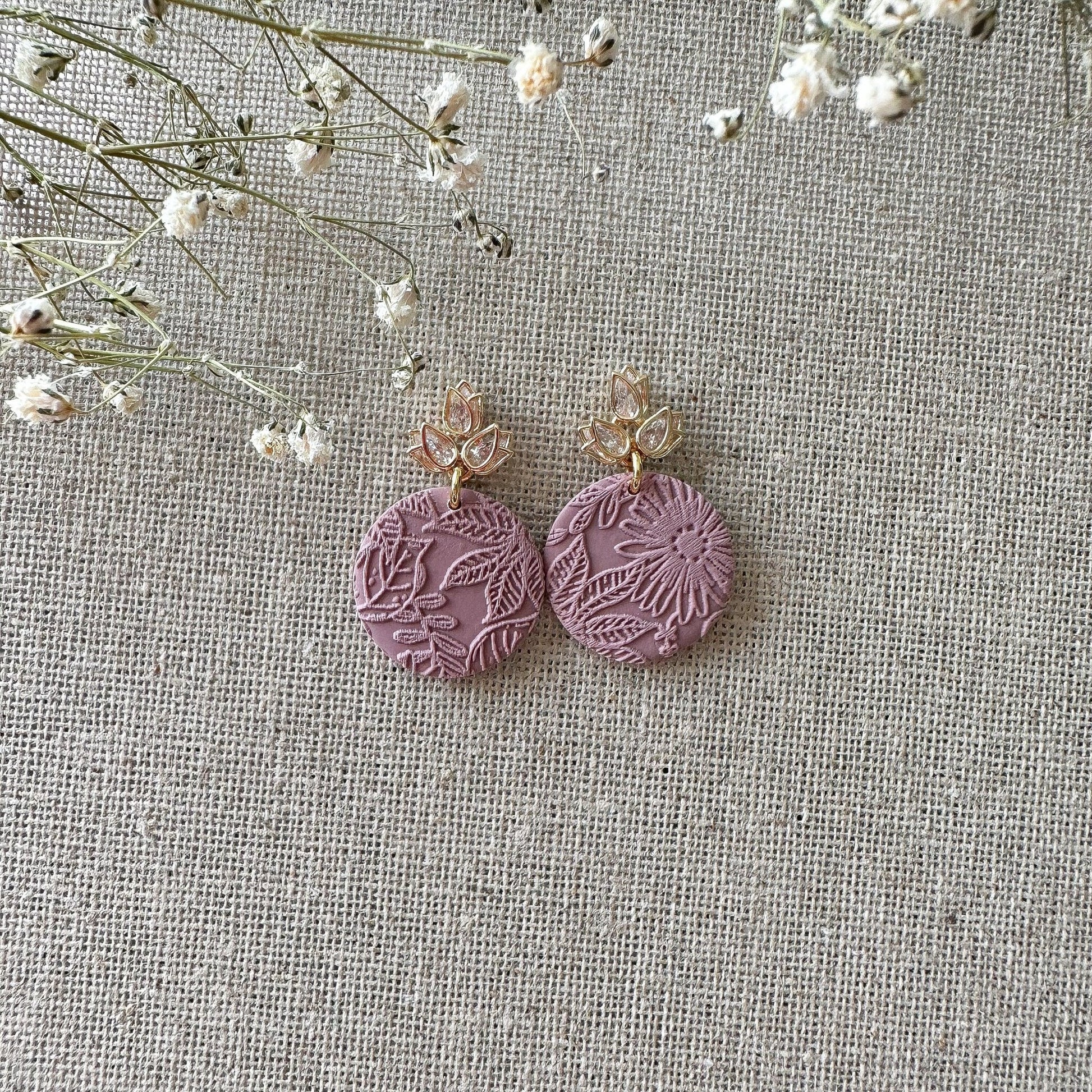 Polymer Clay Ohrringe "Lotus" in Perlmutt - Stecker 24k vergoldet - Feenmanufaktur