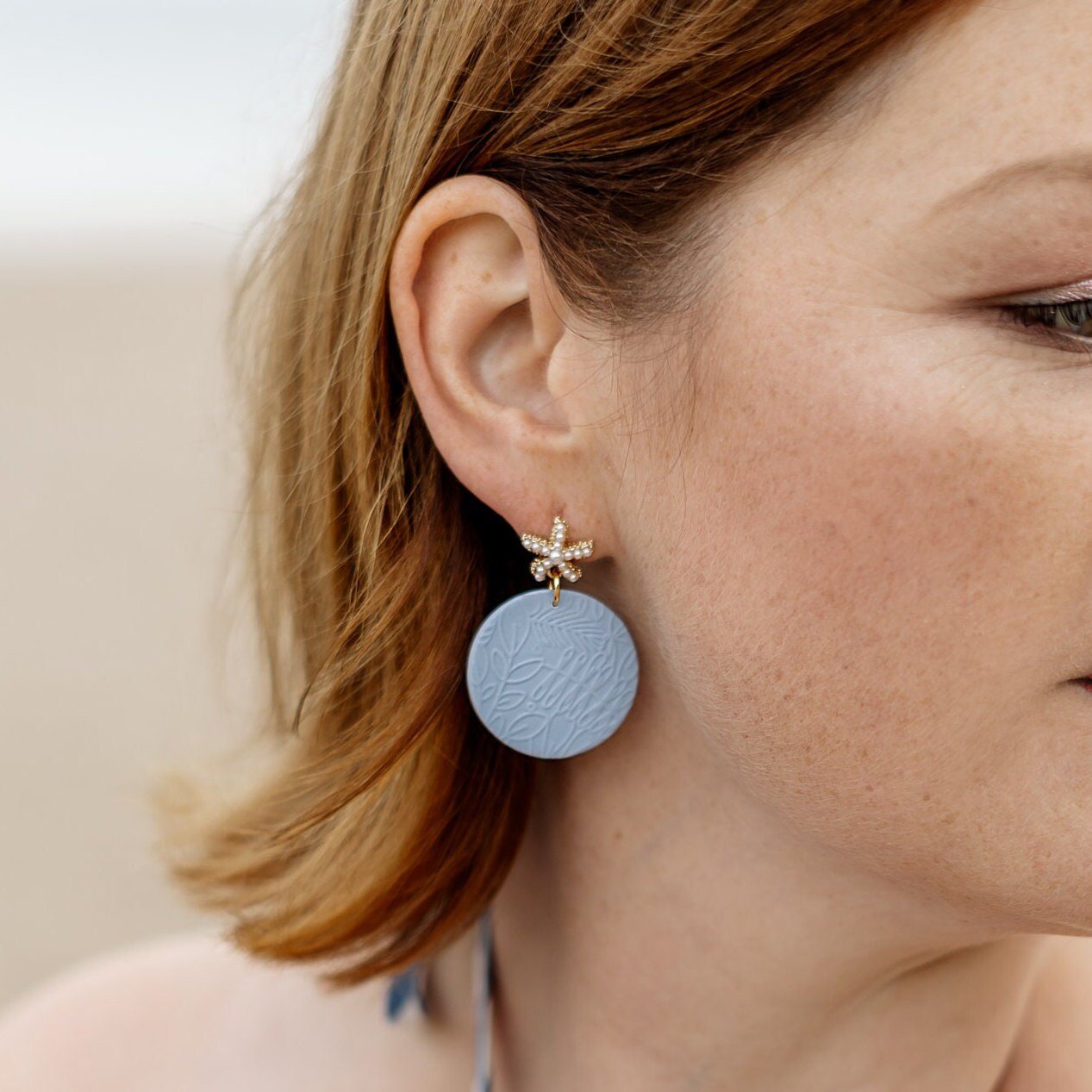 Polymer Clay Ohrringe "Meer" blau mit Muschel Stecker - Feenmanufaktur