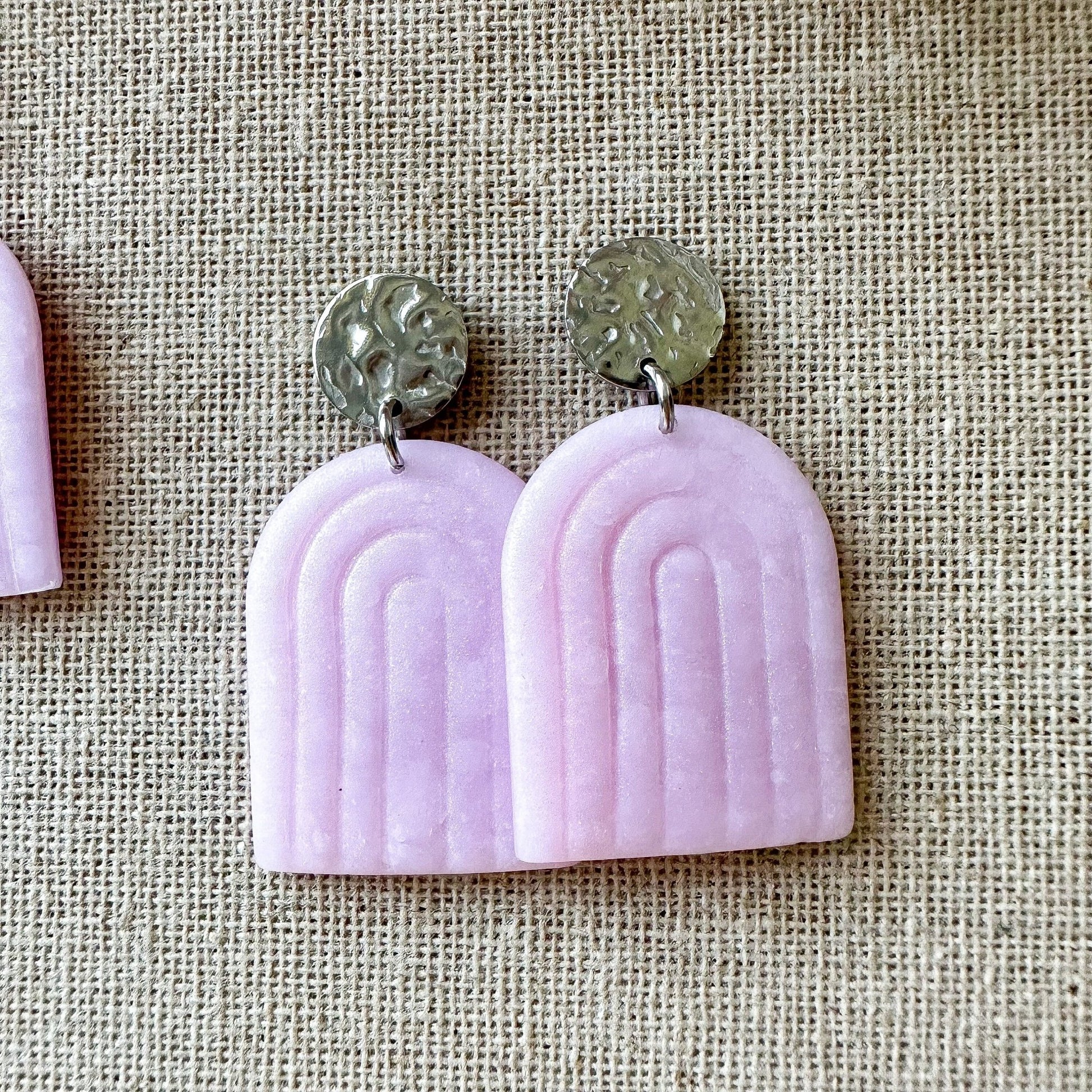 Regenbogen Polymer Clay Ohrringe in Rosenquarz - Optik - Feenmanufaktur