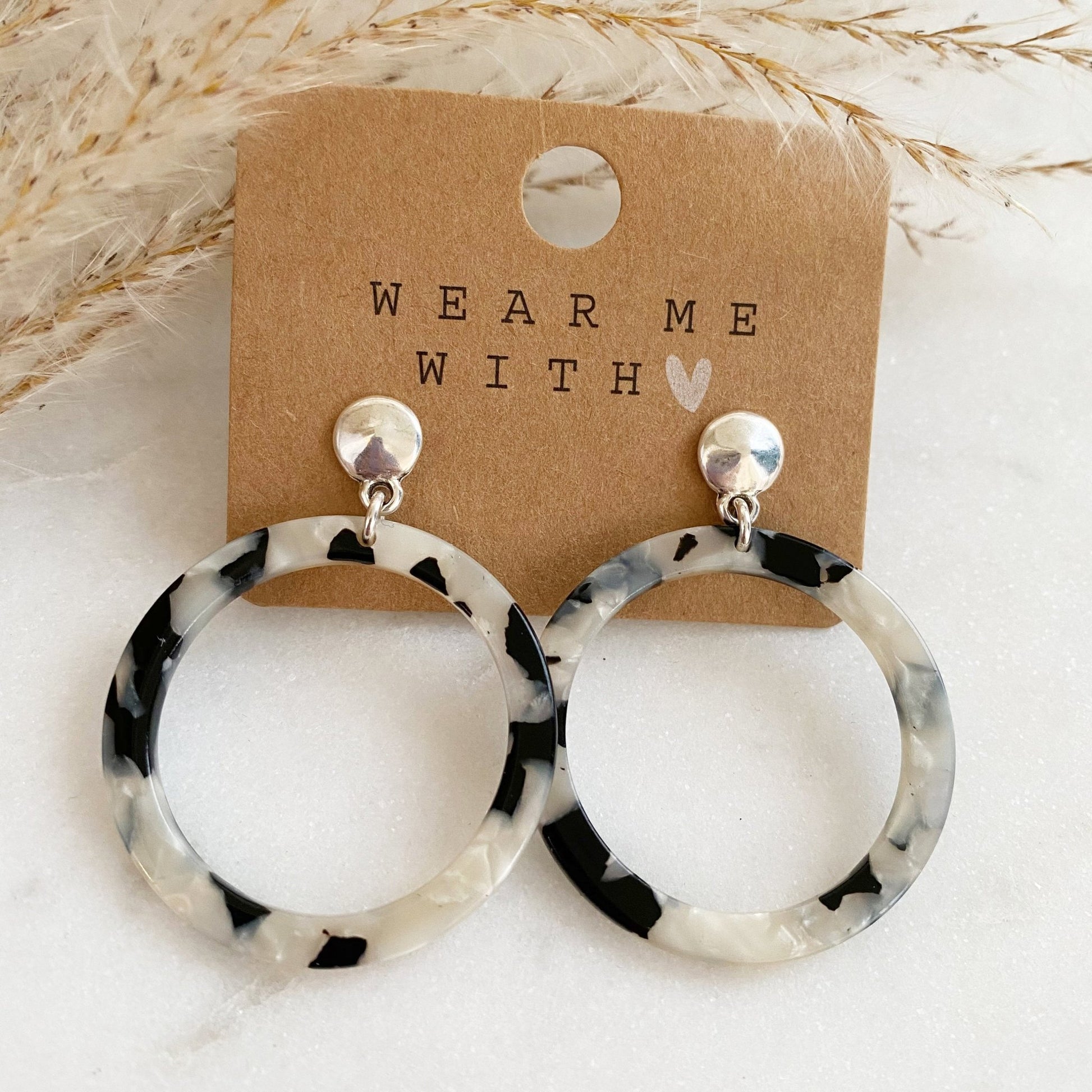 Retro Ohrringe rund Resin Harz *Blogger Stil* silberne Fassung Creolen orientalisch grau schwarz leopard Boho Kreis Statement - Feenmanufaktur