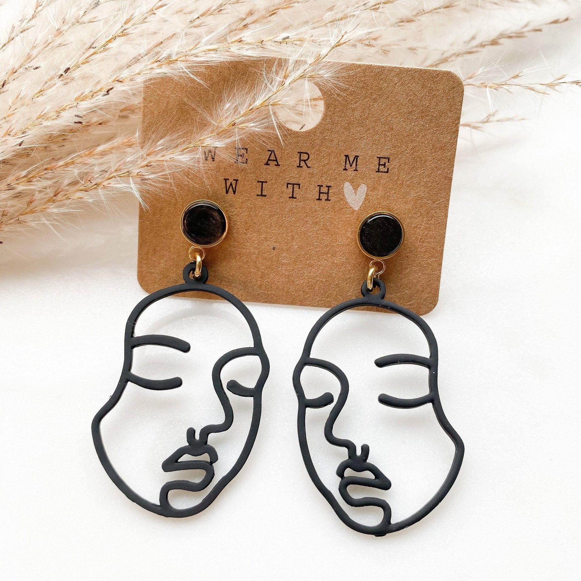 Schwarze Boho Ohrringe mit Gesicht - Feenmanufaktur