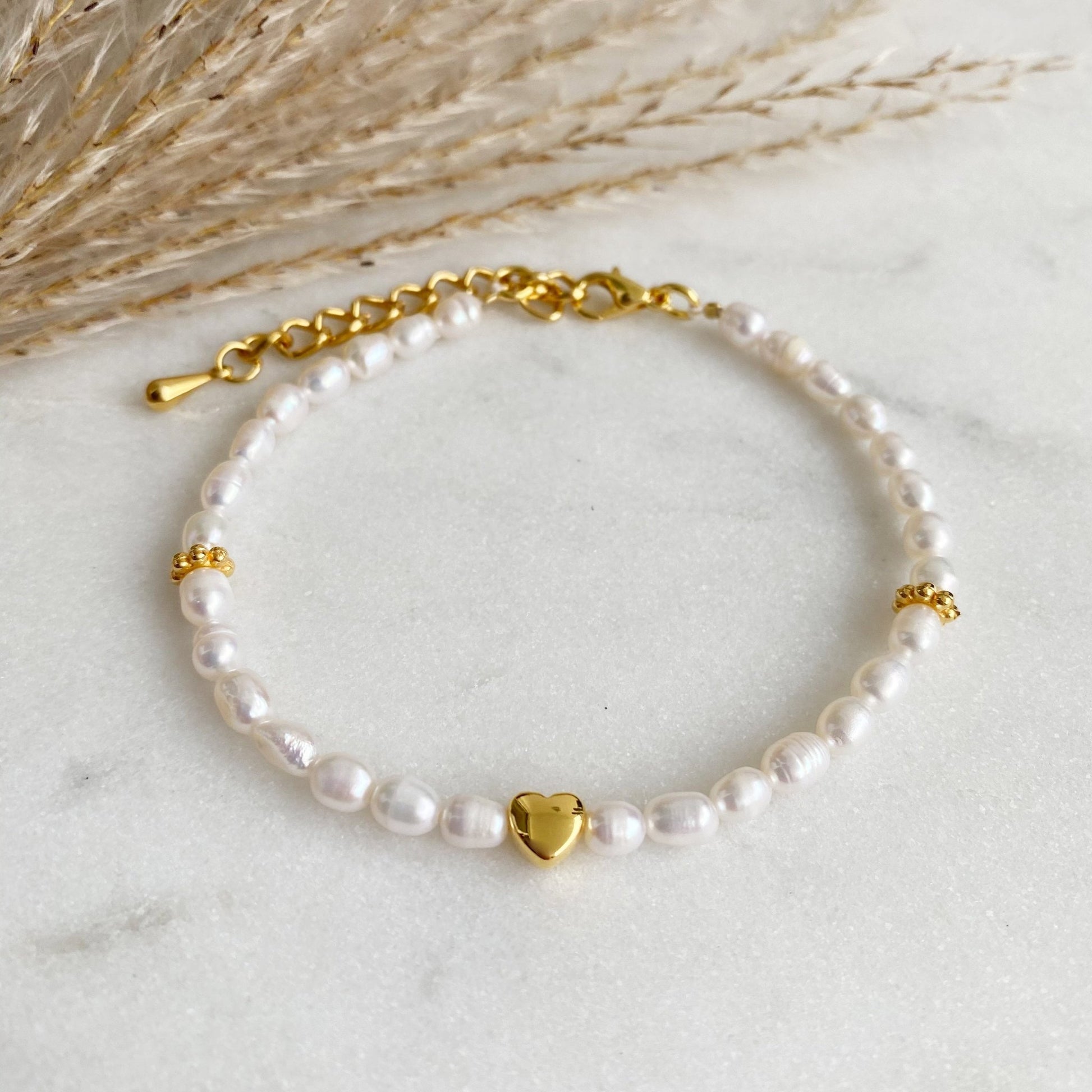 Süßwasserperlen Armband mit Herz *Liebe* Perlen gold im Boho Stil - Freundin Geschenk Perlenarmband Geschenk Herzchen Valentinstag - Feenmanufaktur
